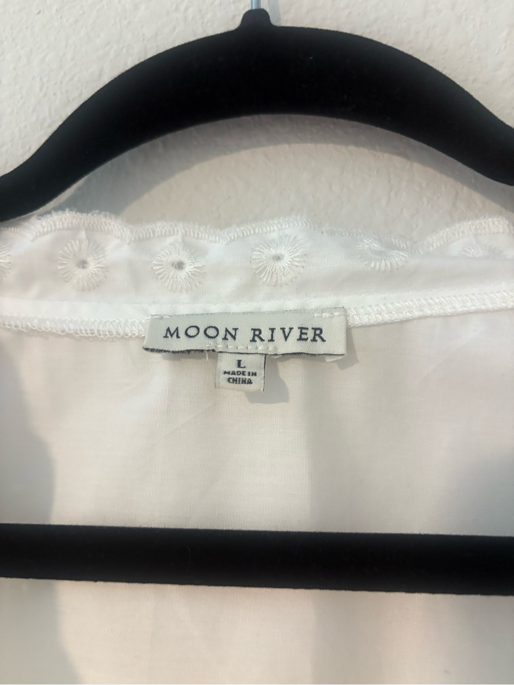 Moon River White Eyelet Lace-Up Puff Sleeve Crop Top - Picture 4 of 10